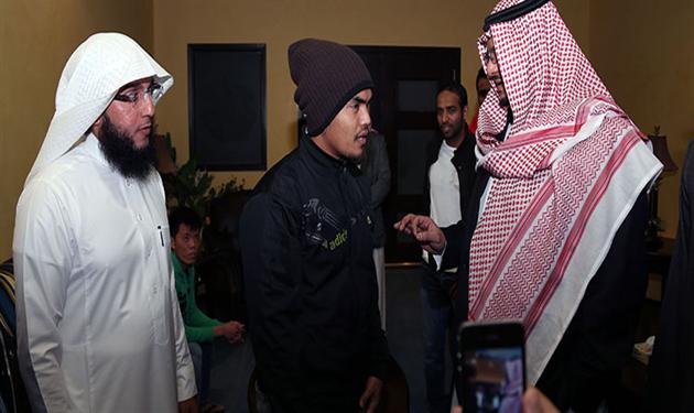 فيصل بن تركى مع الفلبينيين